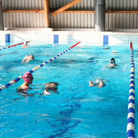 Club clinic - Wendan gaat in het water bij de zwemmers en geeft feedback